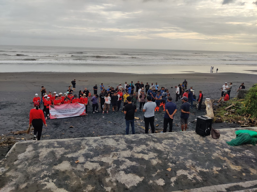Bersih - Bersih Pantai Nyanyi